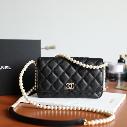 Chanel purse with pearls 